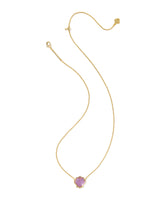 Kendra Scott Brynne Shell Gold Short Pendant Necklace with textured shell-shaped pendant and signature hoofprint detailing on a gold chain. Kendra Scott shell necklace, gold shell pendant necklace, coastal jewelry, beach-inspired necklace, layered gold necklace, women’s gold jewelry, summer jewelry staple, Sweet Southern Charm jewelry, Kendra Scott authorized retailer