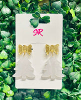 Sophisticated and stunning, these White Pearl Christmas Tree Dangle Earrings are made for the classiest holiday moments. Featuring a pearlescent white tree design topped with a mirrored gold accent, they bring timeless elegance to your festive wardrobe. Hypoallergenic and nickel-free for effortless comfort and shine.