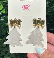 Sophisticated and stunning, these White Pearl Christmas Tree Dangle Earrings are made for the classiest holiday moments. Featuring a pearlescent white tree design topped with a mirrored gold accent, they bring timeless elegance to your festive wardrobe. Hypoallergenic and nickel-free for effortless comfort and shine.