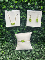 Kendra Scott Set - Gold Light Green
Earrings, necklace and bracelet