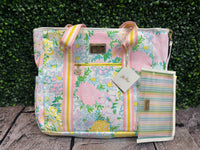 • Brand: Lilly Pulitzer
• Print: Lilly Garden Home
• Insulated interior to keep items cool
• Adjustable shoulder strap
• Mesh pouch for added storage
• Gold hardware finishes
• Lightweight and practical for outdoor use
• Ideal for beach, pool, picnics, and travel