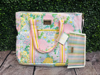 • Brand: Lilly Pulitzer
• Print: Lilly Garden Home
• Insulated interior to keep items cool
• Adjustable shoulder strap
• Mesh pouch for added storage
• Gold hardware finishes
• Lightweight and practical for outdoor use
• Ideal for beach, pool, picnics, and travel