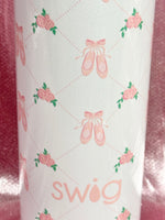 The perfect traveling companion! 🏃♀️ Pirouette into prettiness with this charming ballet design. 🩰
Flip, sip and hydrate! Drink on the go with the help of the easy carry handle and inner straw.