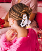 Key Features:
Glamorous Finish: Shimmery design that radiates love and fun!
Comfort & Security: Bendable teeth provide a gentle yet firm grip, protecting your hair.
Exceptional Durability: Made to last, ensuring it’s a staple in your accessory collection for years to come.