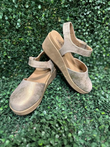 wedge in shimmering rose gold metallic. Featuring lightweight EVA cushioning and a secure Velcro ankle strap, these stylish wedges absorb impact for effortless wear