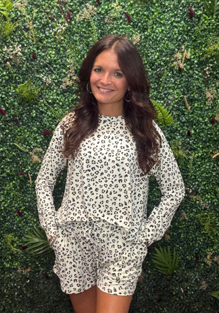 Pattern: Light wash leopard
Set Includes | Long sleeve crew neck top + matching pajama shorts
Color | Sweet Spot
Fabric | ButterSoft — ultra-soft, lightweight, breathable
Content | 95% Polyester, 5% Elastane
Waistband | Elastic with adjustable drawstring
Pockets | Side pockets on shorts