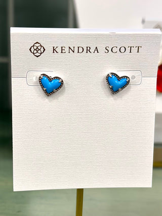 Style | Heart stud earrings
Stone | Turquoise
Finish | Silver tone
Design | Asymmetrical heart
Closure | Earpost