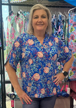 Your favorite Lizzy style, elevated. The Lizzy Breeze Blouse brings together the wrinkle-free fabric and relaxed fit you already love, now with a subtly flared sleeve that adds just the right touch of breezy elegance for any occasion.