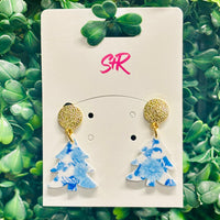 Timeless with a touch of festive flair, these Blue and White Toile Christmas Tree Dangle Earrings bring elegance to your holiday look. Featuring a classic toile pattern in blue and white, topped with a shiny blue mirrored bow, they’re the perfect accessory for a sophisticated seasonal statement. Lightweight, hypoallergenic, and nickel-free for all-day comfort.


