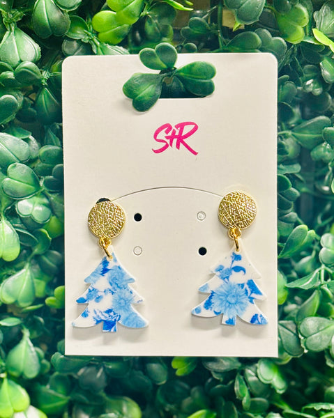 Timeless with a touch of festive flair, these Blue and White Toile Christmas Tree Dangle Earrings bring elegance to your holiday look. Featuring a classic toile pattern in blue and white, topped with a shiny blue mirrored bow, they’re the perfect accessory for a sophisticated seasonal statement. Lightweight, hypoallergenic, and nickel-free for all-day comfort.

