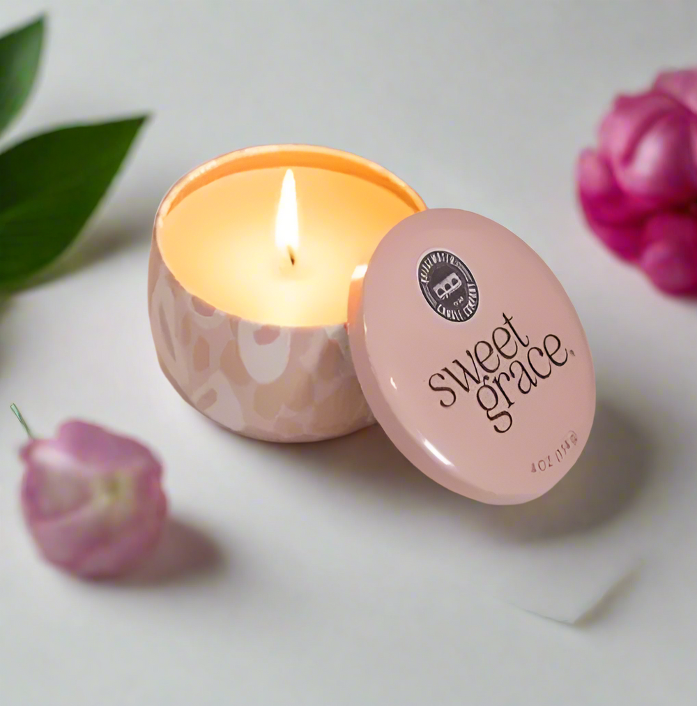 Take Sweet Grace on the go with our #059 travel candle! The tin features a playful blush, grey, and white pattern, filling any space with its luxurious fragrance.







