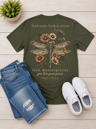 Brand | Simply Southern
Style | Short Sleeve Graphic Tee
Graphic | Dragonfly and wildfloral arrangement with inspirational faith saying
Color | Army Green (Dill)
Neckline | Crew neck
Sleeve | Short sleeve
Fabric | 100% Cotton — soft, breathable, and easy to care for
Care | Machine wash cold, tumble dry low