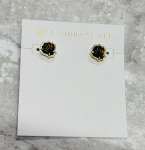 Beach babes, the Brynne Gold Shell Stud Earrings in Golden Obsidian are the perfect petite, sea-inspired touch. Shell stones in a textured frame add cute flair!