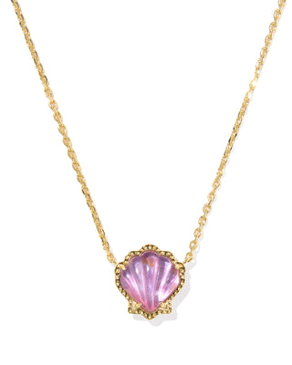 Kendra Scott Brynne Shell Gold Short Pendant Necklace with textured shell-shaped pendant and signature hoofprint detailing on a gold chain. Kendra Scott shell necklace, gold shell pendant necklace, coastal jewelry, beach-inspired necklace, layered gold necklace, women’s gold jewelry, summer jewelry staple, Sweet Southern Charm jewelry, Kendra Scott authorized retailer