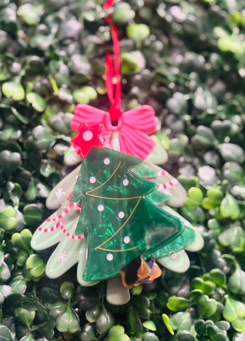 Festive acrylic Christmas claw clips in tree, gingerbread man, present, and snowman designs. Perfect for holiday hairstyles!