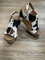 Step up your style with Corky's Carley Wedge in Smooth Cow. Featuring a sleek, classy design and signature Marshmallow soles for all-day comfort. True to size—size up if between sizes! Perfect for any occasion.
