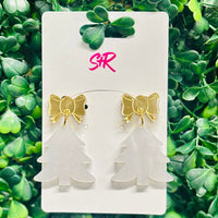Sophisticated and stunning, these White Pearl Christmas Tree Dangle Earrings are made for the classiest holiday moments. Featuring a pearlescent white tree design topped with a mirrored gold accent, they bring timeless elegance to your festive wardrobe. Hypoallergenic and nickel-free for effortless comfort and shine.