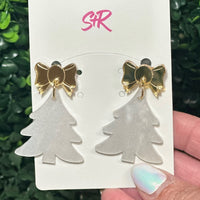 Sophisticated and stunning, these White Pearl Christmas Tree Dangle Earrings are made for the classiest holiday moments. Featuring a pearlescent white tree design topped with a mirrored gold accent, they bring timeless elegance to your festive wardrobe. Hypoallergenic and nickel-free for effortless comfort and shine.