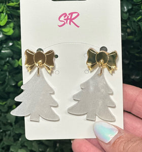 Sophisticated and stunning, these White Pearl Christmas Tree Dangle Earrings are made for the classiest holiday moments. Featuring a pearlescent white tree design topped with a mirrored gold accent, they bring timeless elegance to your festive wardrobe. Hypoallergenic and nickel-free for effortless comfort and shine.
