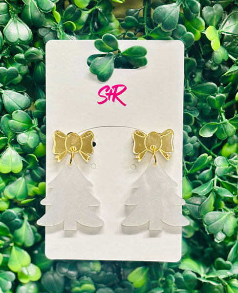Sophisticated and stunning, these White Pearl Christmas Tree Dangle Earrings are made for the classiest holiday moments. Featuring a pearlescent white tree design topped with a mirrored gold accent, they bring timeless elegance to your festive wardrobe. Hypoallergenic and nickel-free for effortless comfort and shine.