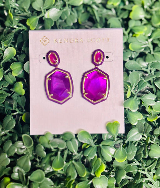 Daphne Enamel Frame Gold Drop Earrings Purple Mother of Pearl

Kendra Scott Earring