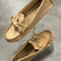 Corky's Driving Miss Daisy – Camel Faux Suede

Classic comfort meets timeless charm in the Corky's Driving Miss Daisy loafer. Crafted in a soft camel faux suede, this moccasin-style slip-on features hand-stitched detailing and a sweet bow accent for a polished finish. The cushioned insole and flexible rubber sole make it perfect for long days on your feet—whether you're running errands or enjoying a weekend drive.