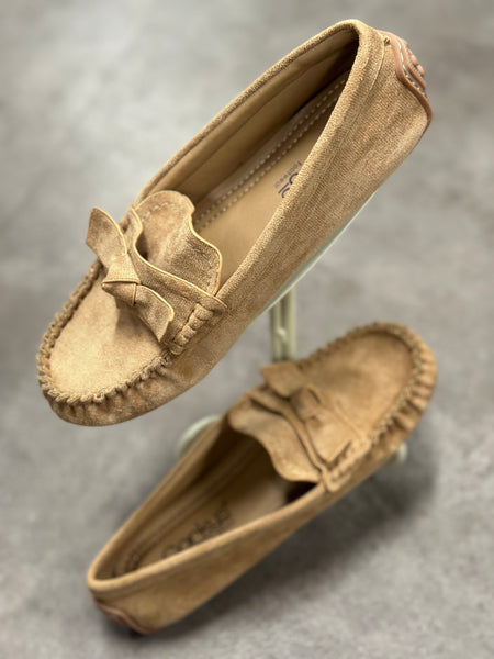 Corky's Driving Miss Daisy – Camel Faux Suede

Classic comfort meets timeless charm in the Corky's Driving Miss Daisy loafer. Crafted in a soft camel faux suede, this moccasin-style slip-on features hand-stitched detailing and a sweet bow accent for a polished finish. The cushioned insole and flexible rubber sole make it perfect for long days on your feet—whether you're running errands or enjoying a weekend drive.