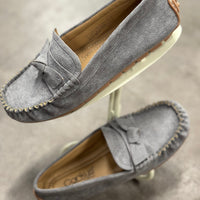 Corky's Driving Miss Daisy – Grey Faux Suede

Classic comfort meets timeless charm in the Corky's Driving Miss Daisy loafer. Crafted in a soft faux suede, this moccasin-style slip-on features hand-stitched detailing and a sweet bow accent for a polished finish. The cushioned insole and flexible rubber sole make it perfect for long days on your feet—whether you're running errands or enjoying a weekend drive.