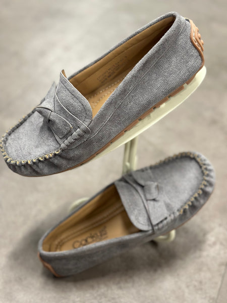 Corky's Driving Miss Daisy – Grey Faux Suede

Classic comfort meets timeless charm in the Corky's Driving Miss Daisy loafer. Crafted in a soft faux suede, this moccasin-style slip-on features hand-stitched detailing and a sweet bow accent for a polished finish. The cushioned insole and flexible rubber sole make it perfect for long days on your feet—whether you're running errands or enjoying a weekend drive.