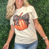 Get ready for Halloween fun with this ivory Comfort Colors tee! Featuring a Halloween-themed pumpkin with a bold orange leopard bow on the stem, this tee is soft, comfy, and true to size. Perfect for pumpkin patch visits, trick-or-treating, or adding festive charm to your fall wardrobe.

✨ Why You’ll Love It:

🎃 Front graphic: Halloween pumpkin with orange leopard bow

🤍 Soft Comfort Colors short sleeve tee

📏 True to size for comfy, flattering wear

👻 Perfect for Halloween outings, fall activities, or 