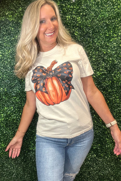 Get ready for Halloween fun with this ivory Comfort Colors tee! Featuring a Halloween-themed pumpkin with a bold orange leopard bow on the stem, this tee is soft, comfy, and true to size. Perfect for pumpkin patch visits, trick-or-treating, or adding festive charm to your fall wardrobe.

✨ Why You’ll Love It:

🎃 Front graphic: Halloween pumpkin with orange leopard bow

🤍 Soft Comfort Colors short sleeve tee

📏 True to size for comfy, flattering wear

👻 Perfect for Halloween outings, fall activities, or 
