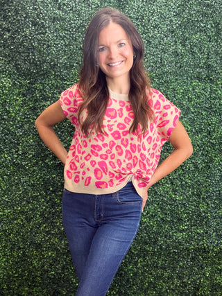 Key Details | Hot pink leopard print on a tan ground
Sleeves | Short sleeve
Detail | Knot detail at front hem for a flattering, figure-skimming finish
Fabric | 50% Viscose, 28% Polyester, 22% Nylon — soft, stretchy, and comfortable all day
Fit | Relaxed through the body with a knotted hem that defines the waist
