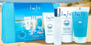 Take your favorite refreshing scent on the go with the Inis Voyager Travel Set ✈️🌊! This reusable bag includes a 0.5 oz cologne, 1 oz hand cream, 2.9 oz seaweed-enriched body lotion, and refreshing shower gel 🌿💧. Perfect for travel and always smelling amazing! ✨🌟