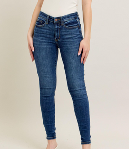 Your new go-to pair for everyday style! These skinnies feature a flattering 9.5” mid-rise fit and a comfortable 29” inseam, making them perfect to wear with sneakers, boots, or heels. Crafted with a soft, stretchy blend of 93% cotton, 6% polyester, and 1% spandex, they move with you while keeping their shape. The handsand finish gives them that classic, lived-in look you’ll love reaching for again and again.