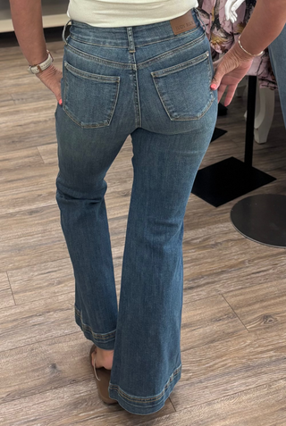 Fabric | 91% Cotton, 7% Polyester, 2% Spandex
Rise | High-Rise — 10¼"
Inseam | 30" (Petite)
Leg Opening | Flare
Waistband | Double Button, Tummy Control