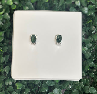 No piercing? No problem. The Clip-On Converter lets you wear your favorite drop earrings without pierced ears — a simple, three-step solution for effortless, comfortable style.

Metal | Rhodium Plated Over Brass
Material | Silicone
Size | 0.67" L x 0.35" W
Compatible With | Drop earrings