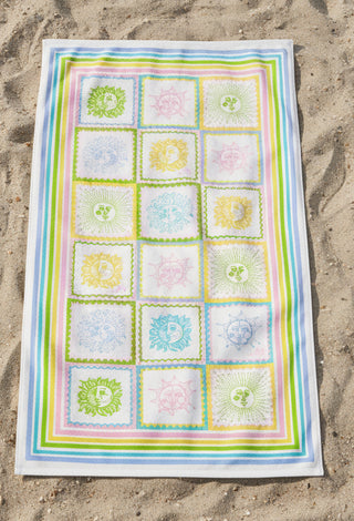 Make waves poolside or seaside with Lilly's luxe beach towel. The full-patterned cotton towel has a vibrant Sun Tiles Home print. It's a great way to add some Lilly to your sunny day style.