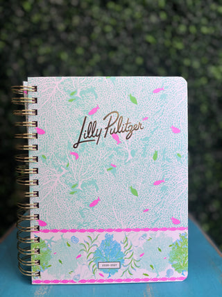 Print | Fantastical for Home — whimsical, vibrant Lilly Pulitzer print
Coverage | 17 months of planning
Layouts | Spacious weekly and monthly views
Extras | Fun colorful planning stickers + dedicated notes pages
Binding | Chic gold-tone spiral binding
Size | Large
Brand | Lilly Pulitzer