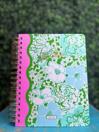 Print | Mint Condition Burst of Joy — vibrant Lilly Pulitzer floral
Coverage | 17 months of planning
Layouts | Spacious weekly and monthly views
Extras | Fun colorful planning stickers + dedicated notes pages
Binding | Chic gold-tone spiral binding
Size | Large
Brand | Lilly Pulitzer