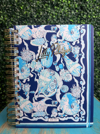 Print | Shell Shine — hand-painted coastal Lilly Pulitzer print
Coverage | 17 months of planning
Layouts | Spacious weekly and monthly views
Extras | Fun colorful planning stickers + dedicated notes pages
Binding | Chic gold-tone spiral binding
Size | Large — spacious format for detailed planning
Brand | Lilly Pulitzer