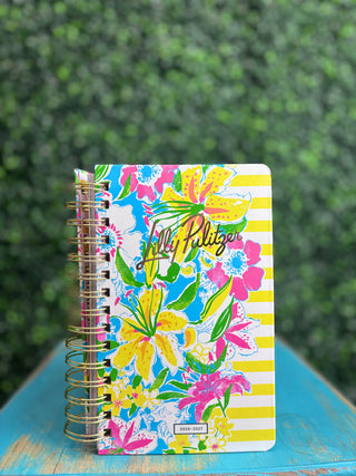 Print | Lovely Lilly — iconic vibrant Lilly Pulitzer floral
Coverage | 17 months of planning
Layouts | Spacious weekly and monthly views
Extras | Fun colorful planning stickers + dedicated notes pages
Binding | Durable spiral binding — lays flat for easy writing
Size | Medium — portable and perfect for on-the-go
Brand | Lilly Pulitzer