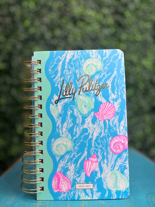 Print | Shelden — hand-painted coastal Lilly Pulitzer print
Coverage | 17 months of planning
Layouts | Spacious weekly and monthly views
Extras | Fun colorful planning stickers + dedicated notes pages
Closure | Secure elastic band
Binding | Durable lay-flat spiral binding
Size | Medium — portable and perfect for on-the-go
Brand | Lilly Pulitzer