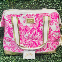 The secure zipper closure, gleaming gold accents, long handle straps, and adjustable crossbody strap make it simple to carry anywhere. Perfect for packing lunches, snacks, or chilled beverages, this cooler keeps your items cool while adding a bold pop of Lilly’s signature coastal charm.