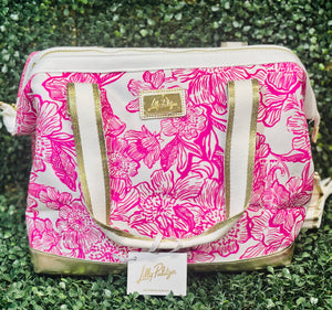 The secure zipper closure, gleaming gold accents, long handle straps, and adjustable crossbody strap make it simple to carry anywhere. Perfect for packing lunches, snacks, or chilled beverages, this cooler keeps your items cool while adding a bold pop of Lilly’s signature coastal charm.