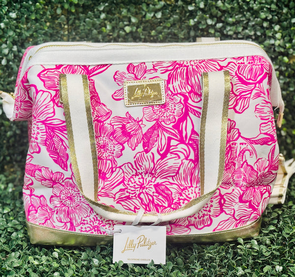 The secure zipper closure, gleaming gold accents, long handle straps, and adjustable crossbody strap make it simple to carry anywhere. Perfect for packing lunches, snacks, or chilled beverages, this cooler keeps your items cool while adding a bold pop of Lilly’s signature coastal charm.