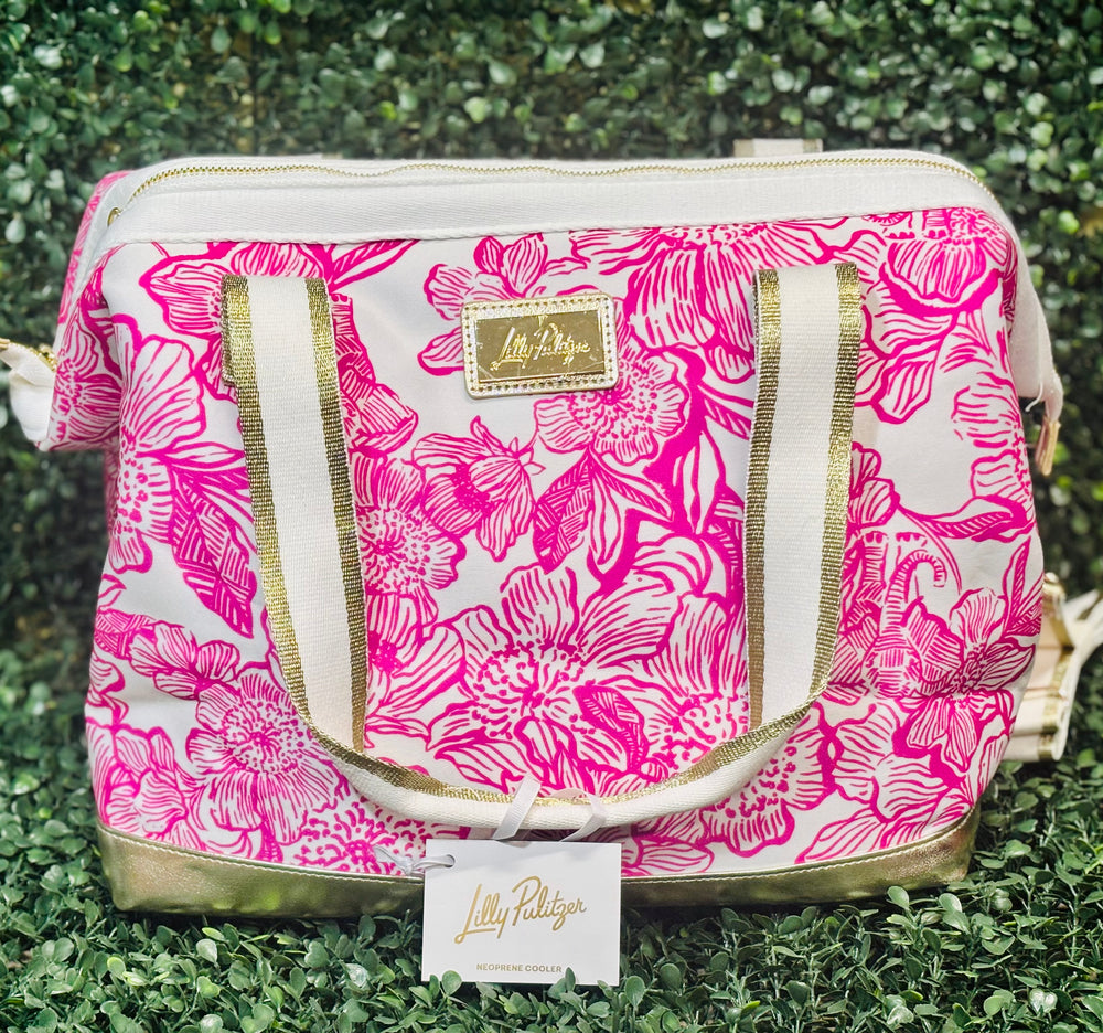 The secure zipper closure, gleaming gold accents, long handle straps, and adjustable crossbody strap make it simple to carry anywhere. Perfect for packing lunches, snacks, or chilled beverages, this cooler keeps your items cool while adding a bold pop of Lilly’s signature coastal charm.