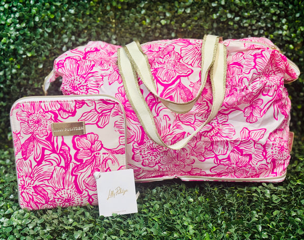 Perfect for vacations, weekend getaways, or everyday errands, this tote combines Lilly’s iconic Unforgettable Pink print with smart design for effortless travel. Toss it in your suitcase, carry-on, or car, and always have room for more.
