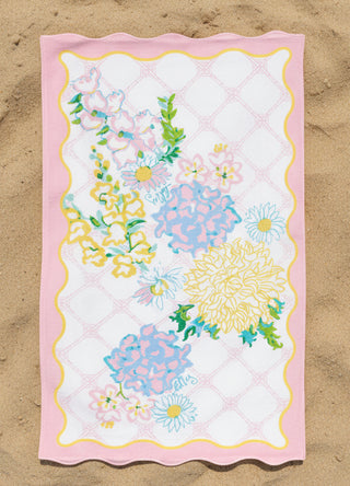 Make waves poolside or seaside with Lilly's luxe scalloped beach towel. Complete with a scallop trim and a bold, vibrant Lilly Garden Home print, it's a great way to add some Lilly to your sunny day style.