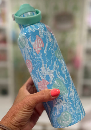 Lilly Pulitzer Stainless Steel Water Bottle - Shelden
Capacity | 25 ounces
Material | Double-wall stainless steel
Print | Shelden by Lilly Pulitzer
Lid | Screw-on with pop-up straw
Temperature | Keeps beverages cold for extended periods
Build | Durable for everyday use