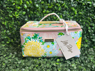 Details | Rectangular vanity case with fully unzipping lid that stays open
Print | Lilly Garden Home with coordinating interior lining
Handle | Sturdy top handle for easy carrying
Hardware | Metal bamboo-shaped zipper pulls
